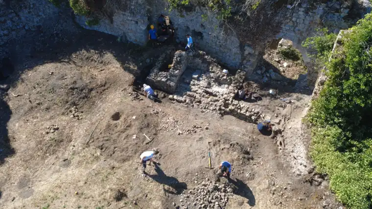Vue aérienne par drone du chantier de fouille de la forteresse de Rochefort-en-Yvelines