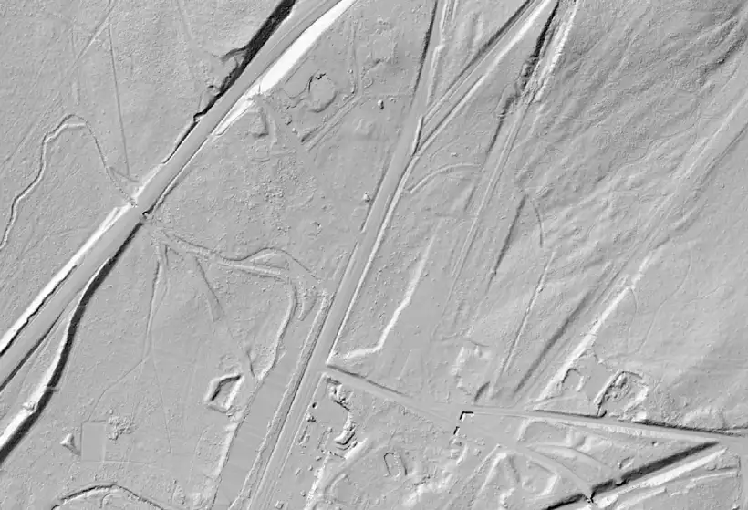 Relevé LiDAR en relief ombré : anciens chemins, talus et fossés lisibles sous la végétation